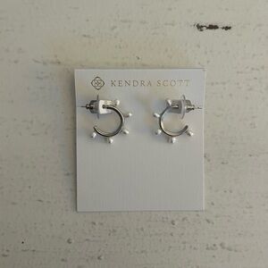 NWT Leighton Pearl Huggie Ear Rhod White Pearl